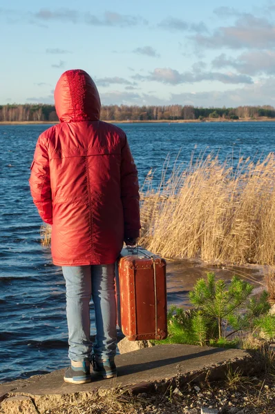 Jongen met ouderwetse geval — Stockfoto