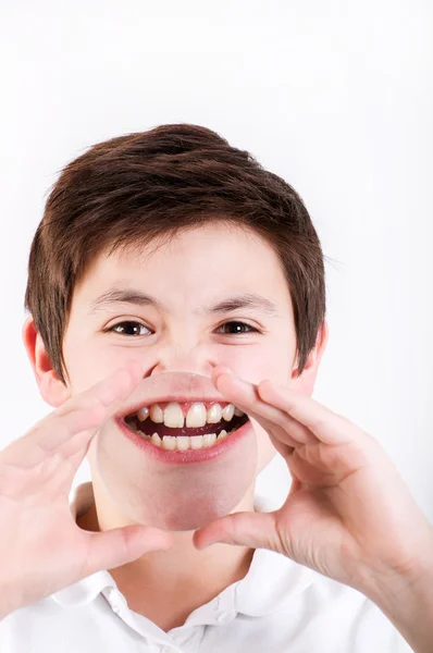 Αγόρι που κατέχουν ένα μεγεθυντικό φακό στο στόμα του — Φωτογραφία Αρχείου