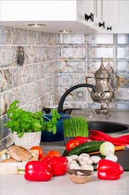 mutfak masasının üzerinde sebze