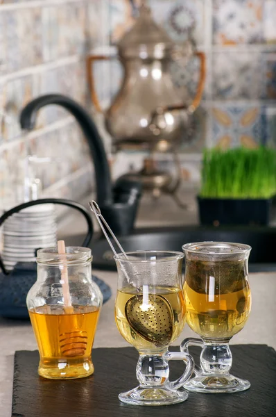 Due tazze di tè all'interno della cucina — Foto Stock