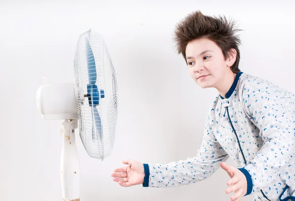 Rapaz perto do ventilador — Fotografia de Stock