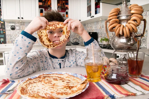 Boy eats the pancakes — Stock Photo, Image