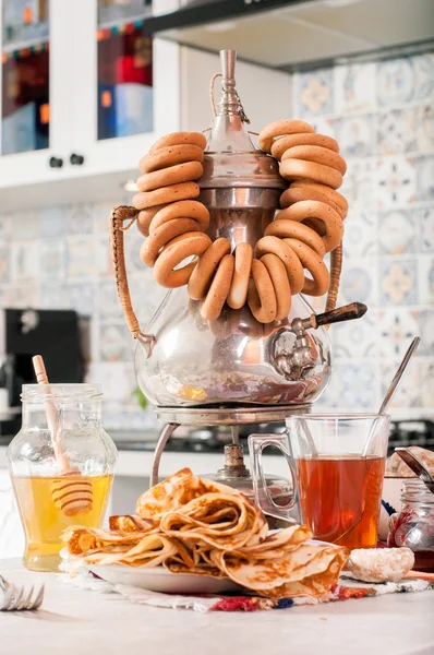 Samovar and pancakes — Stock Photo, Image