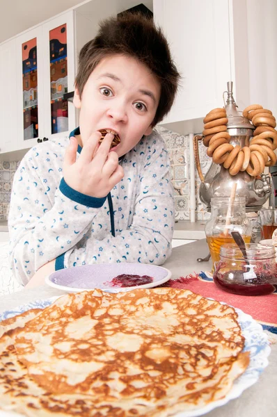 Boy eats the pancakes — Stock Photo, Image