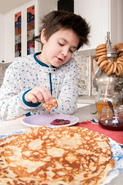 Boy eats the pancakes — Stock Photo, Image