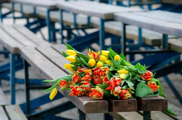 Тюльпаны в корзине — стоковое фото
