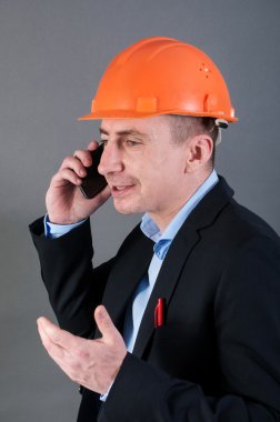 Teneke telefon ederken şapkalı adam