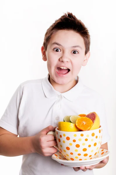 Chlapec s citrusových plodů — Stock fotografie