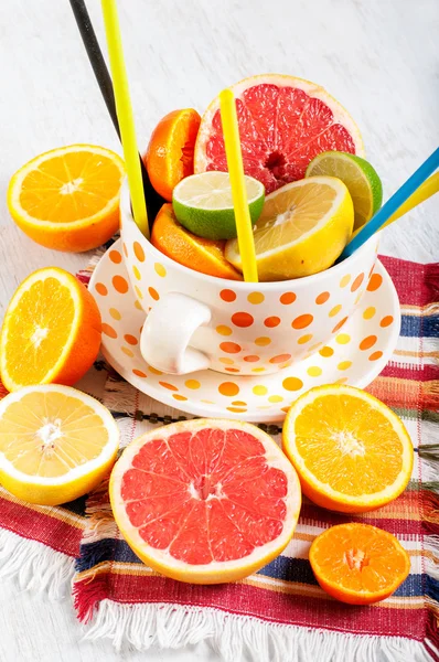 Velký pohár s čerstvým citrusových plodů — Stock fotografie