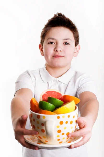 Мальчик с цитрусовыми — стоковое фото
