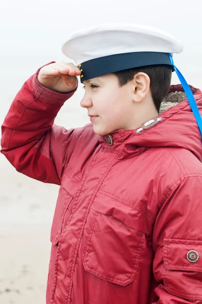 Garçon dans une casquette haute du garçon cabine de la mer — Photo