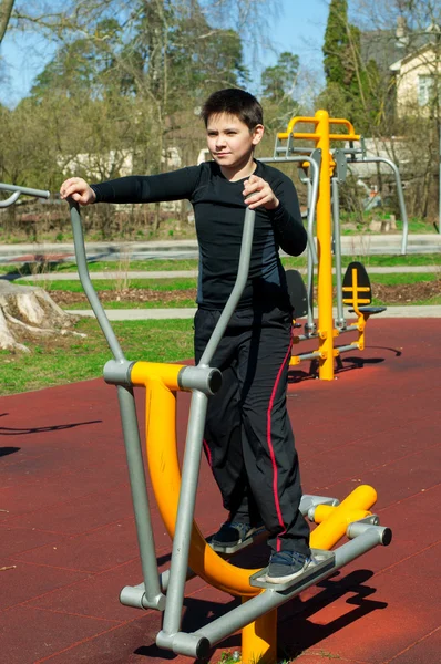 Le garçon sur le terrain de sport extérieur — Photo