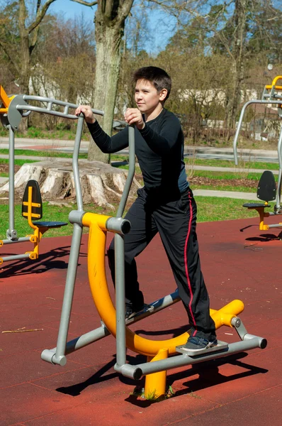 Pojken på utomhus sport marken — Stockfoto