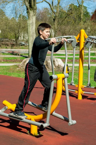 Pojken på utomhus sport marken — Stockfoto