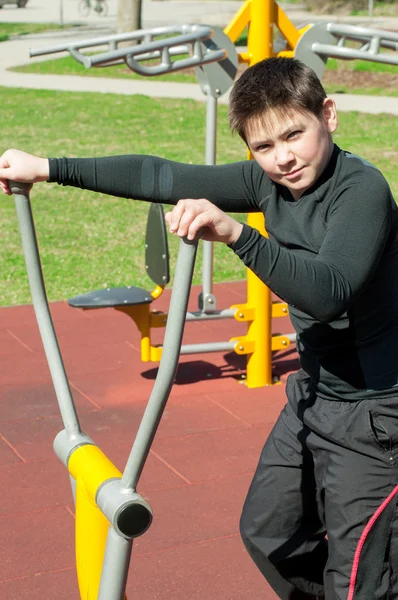 Pojken på utomhus sport marken — Stockfoto