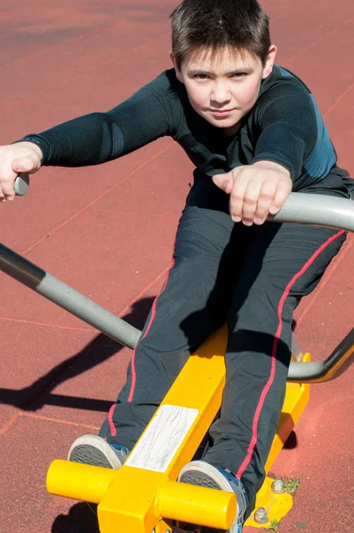 Pojken på utomhus sport marken — Stockfoto