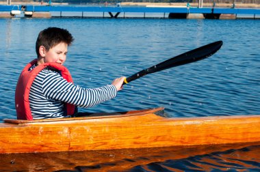 Nehri üzerinde bir kayık kürek çocuk