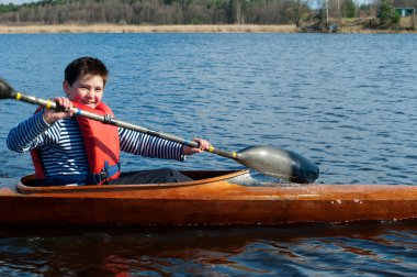 Nehri üzerinde bir kayık kürek çocuk