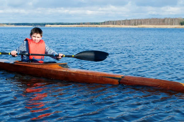 El niño remando en un kayak en el río —  Fotos de Stock