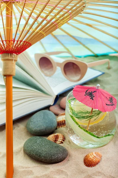 Lectura en la playa — Foto de Stock