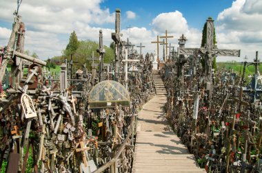 Haçlar Hill (Kryziu kalnas), Kuzey Litvanya'daki hac ünlü bir site.