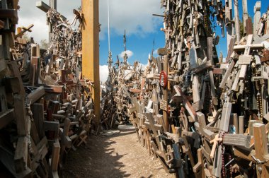 Haçlar Hill (Kryziu kalnas), Kuzey Litvanya'daki hac ünlü bir site.