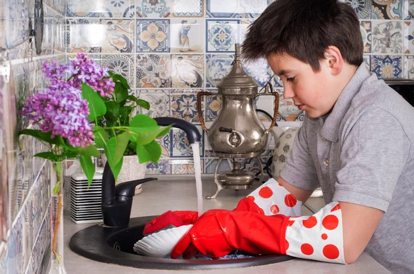Boy washing dishes — Stock Photo, Image