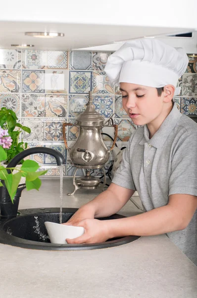 Niño lavando platos — Foto de Stock