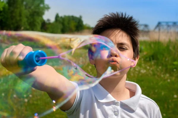 Jongen en zeepbellen — Stockfoto