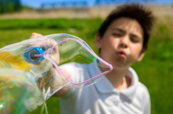 Bulles de garçon et de savon — Photo