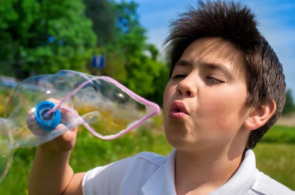 Jongen en zeepbellen — Stockfoto