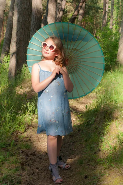 Girl with Chinese umbrella in the grass — Stock Photo, Image