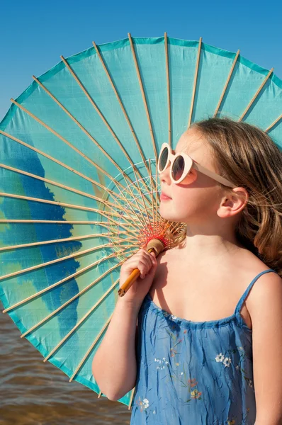 Girl on the beach — Stock Photo, Image