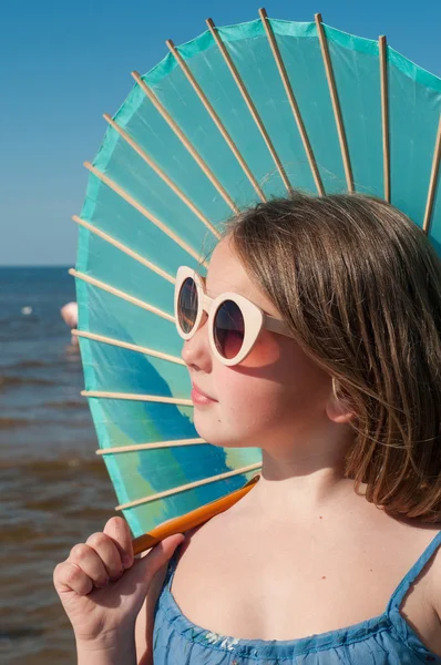 Girl on the beach — Stock Photo, Image