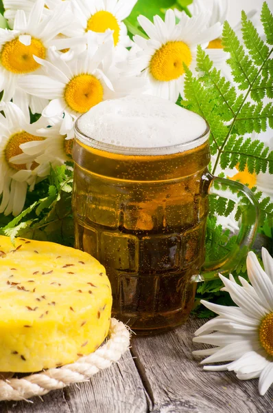 伝統的なラトビア イベント Ligo。ビールとチーズの組成 ストック画像