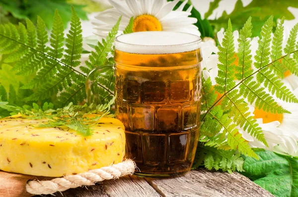 Événements traditionnels lettons Ligo. Composition avec bière et fromage Images De Stock Libres De Droits