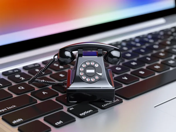 Svart telefon på datorns tangentbord — Stockfoto