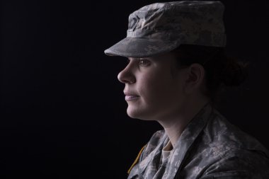 askeri kadın