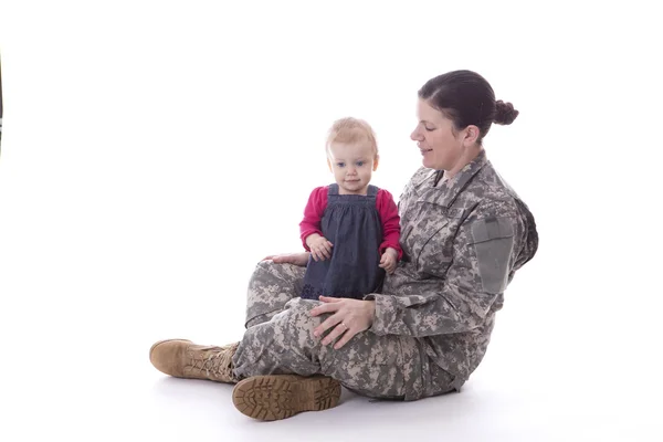 Noi madre militare con il suo bambino — Foto Stock