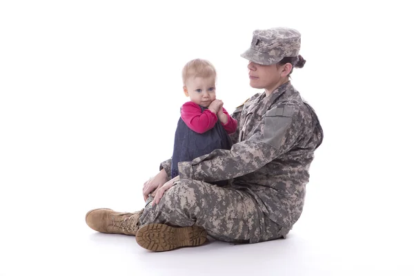 我们军事母亲带着她的宝宝 — 图库照片