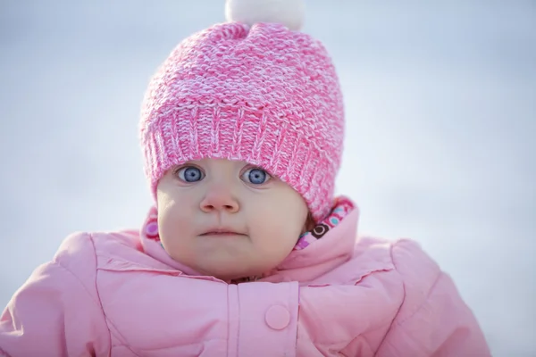 ハッピー ベビー女の子、冬の屋外 — ストック写真