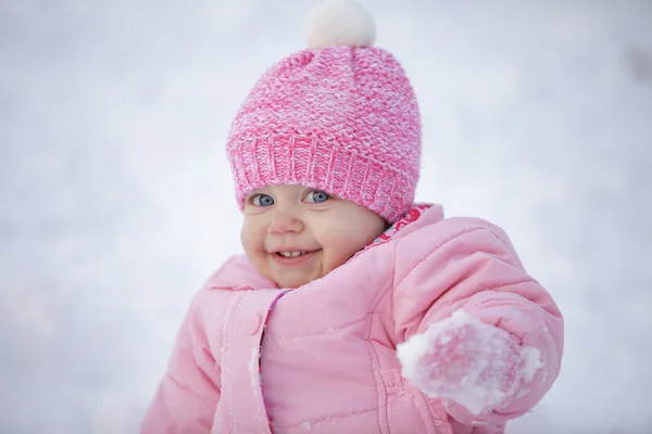 Gelukkig babymeisje, winter buiten Rechtenvrije Stockfoto's