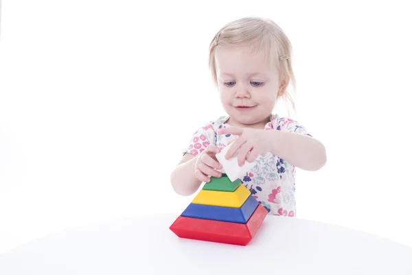 幼児の女の子のブロックを積み重ねる — ストック写真