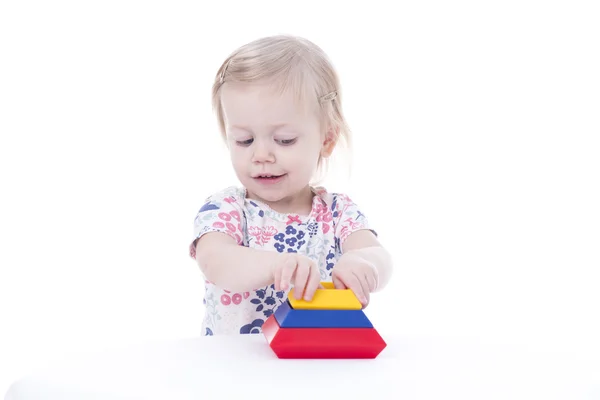 幼児の女の子のブロックを積み重ねる — ストック写真