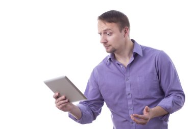 bir tablet tutan adam 