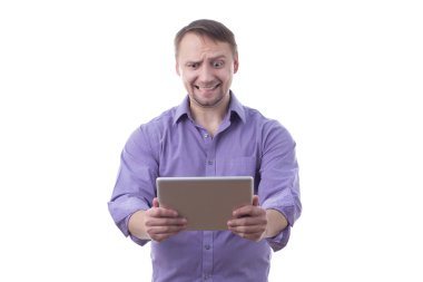 bir tablet tutan adam 