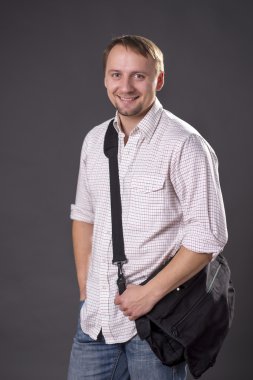 Adam çanta ile casual ayakta