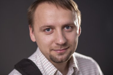 Beyaz gömlek gülümseyen adam