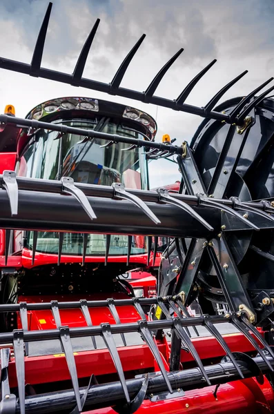 Equipamiento para la agricultura, vista de cerca de la parte delantera de una cosechadora —  Fotos de Stock