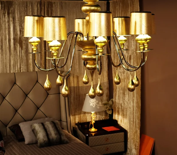 Bellissimo lampadario sul soffitto — Foto Stock